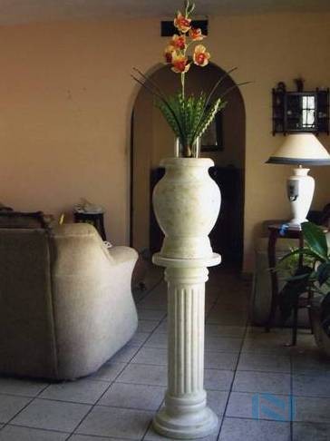 Base con Florero de Fibra de Vidrio